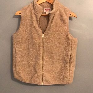 Synthetic sheep vest with gold zipper